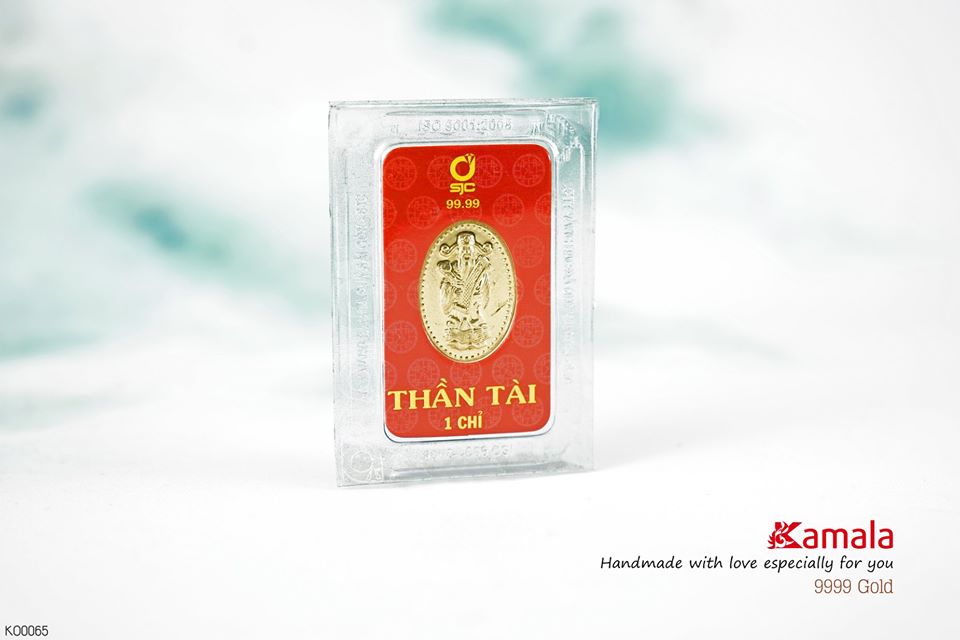 Vàng miếng chạm hình thần tài 9999, có thể mang bỏ vào ví, cất vào két sắt hoặc trang thờ thần tài như vật hộ trì cho tiền bạc của cải trong năm.