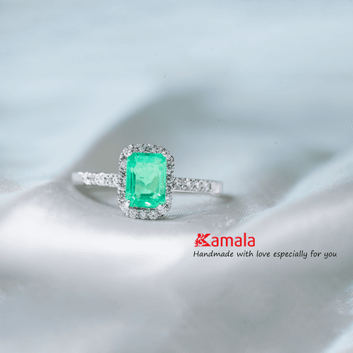 Nhẫn Emerald đính Kim cương